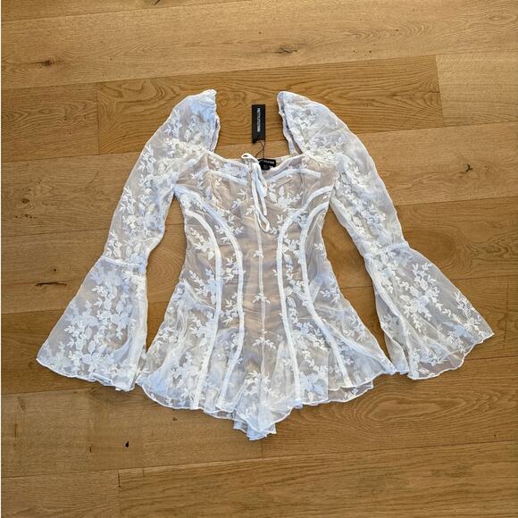 PrettyLittleThing - Lace Binding Detail Flare Sleeve Playsuit in White - Picture 1 of 7